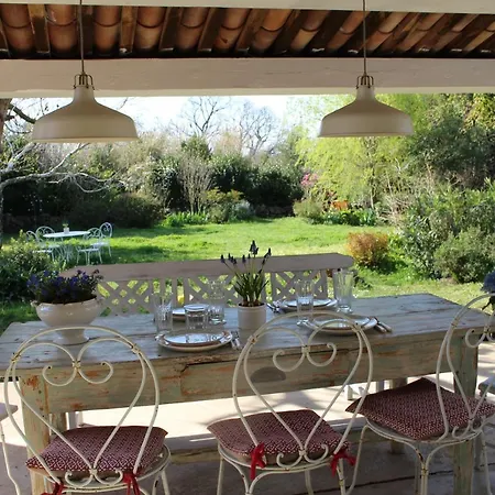 Дом отдыха Les Romarins B&b, 10 Min D'uzes, Piscine Et Grand Jardin, Table D'hote