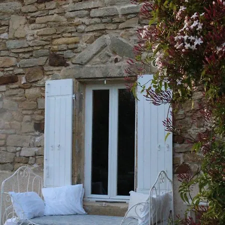 Дом отдыха Les Romarins B&b, 10 Min D'uzes, Piscine Et Grand Jardin, Table D'hote *